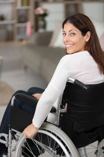 Evdeki Tekerlekli Sandalyesinde Güzel Bir Kadın — Stok fotoğraf