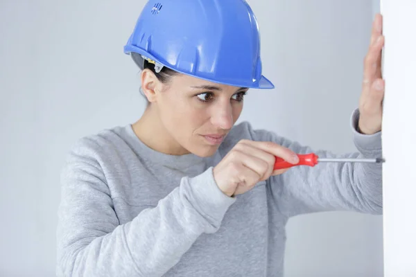 Construtor Feminino Feliz Com Chave Fenda Fixação Tomada Dentro Casa — Fotografia de Stock