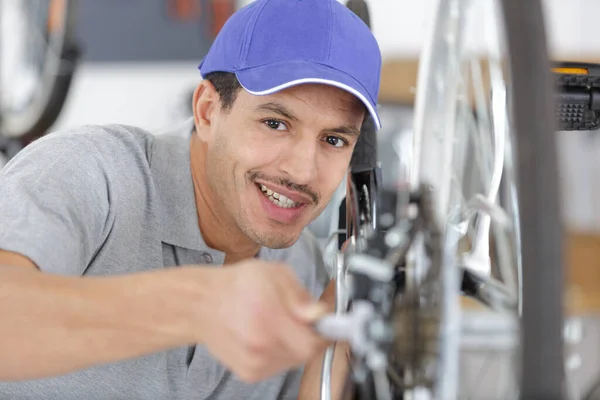 Young Man Fixing Bike Wheel — Stock Photo, Image