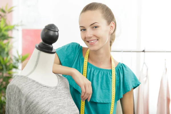 Kadın Terzi Yeni Elbiseler Üzerinde Çalışıyor — Stok fotoğraf