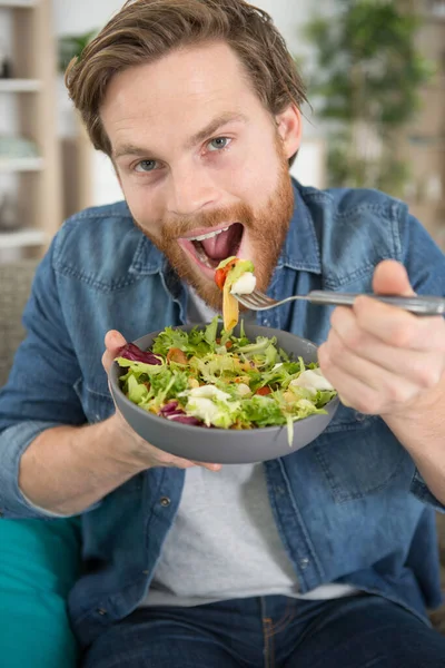 Hombre Sano Comiendo Una Ensalada Fresca Verde Para Almuerzo — Foto de Stock