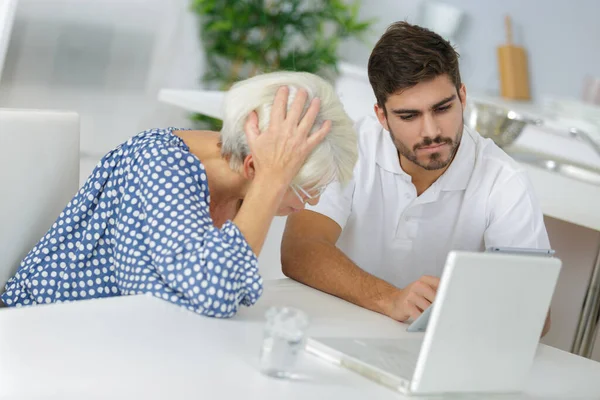 Frustrierte Seniorin Nutzt Laptop — Stockfoto