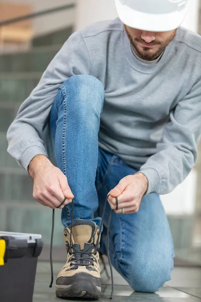 Hombre Atado Sus Cordones Zapatos —  Fotos de Stock