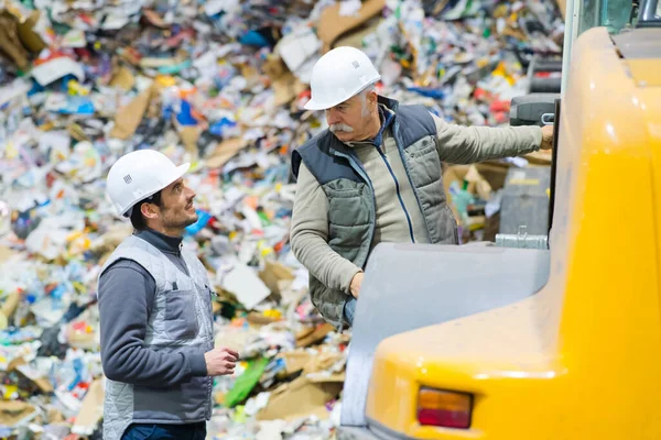 Travailleurs Parlant Dans Usine Recyclage — Photo