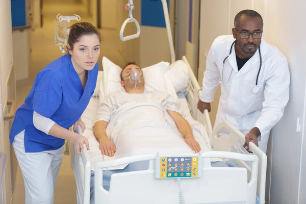 Krankenhausbett Von Medizinischem Personal Operationssaal Verlegt — Stockfoto