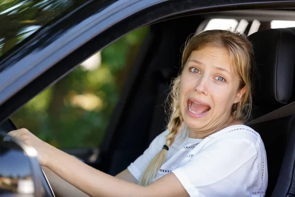 Arabada Korkmuş Genç Güzel Bir Kadın — Stok fotoğraf