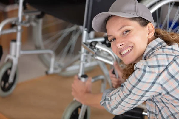 Kadın Atölyede Tekerlekli Sandalye Tamir Ediyor — Stok fotoğraf