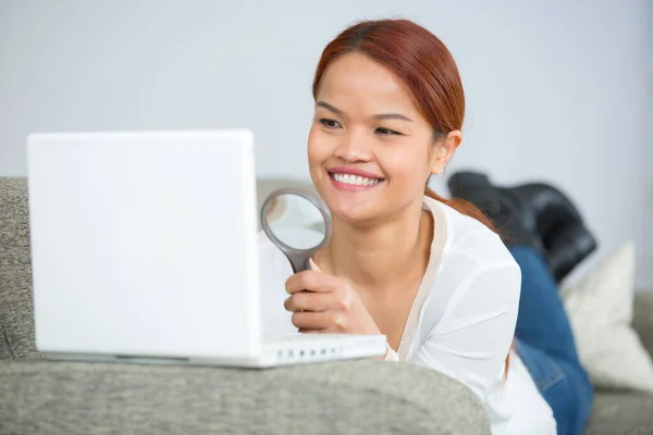 Mujer Negocios Mirando Computadora Portátil Través Lupa — Foto de Stock