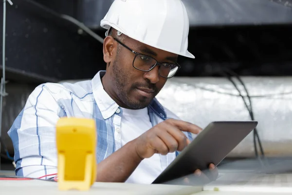Trabajador Joven Que Usa Computadora Tableta Mientras Que Trabaja Dentro — Foto de Stock