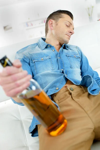 Mannen Som Sover Håller Flaskan — Stockfoto