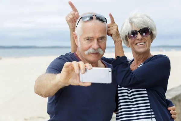 Casal Sênior Tirando Selfie Praia — Fotografia de Stock