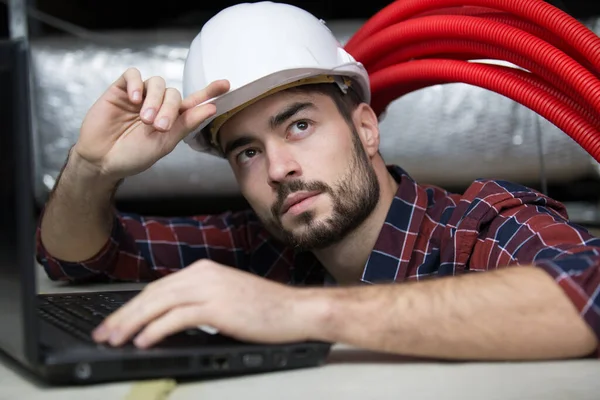 Engenheiro Masculino Qualificado Com Laptop Procura Problema — Fotografia de Stock