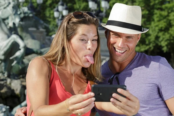 Śmieszne Selfie Smartfonem — Zdjęcie stockowe