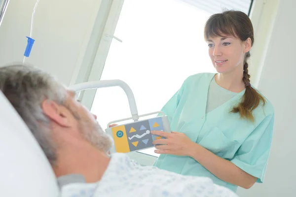 Enfermeiro Explica Paciente Como Funcionam Botões Emergência — Fotografia de Stock