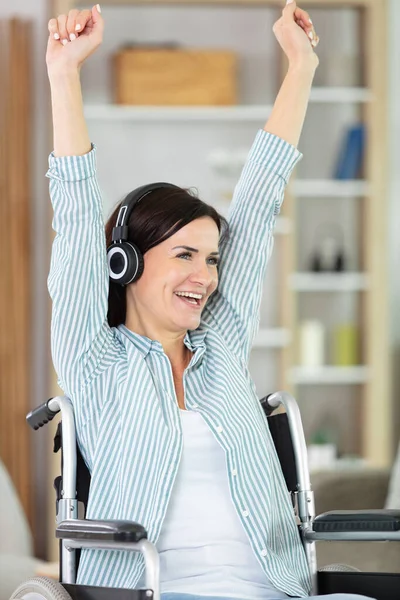 Ευτυχισμένη Γυναίκα Αναπηρική Καρέκλα Ακούγοντας Μουσική — Φωτογραφία Αρχείου
