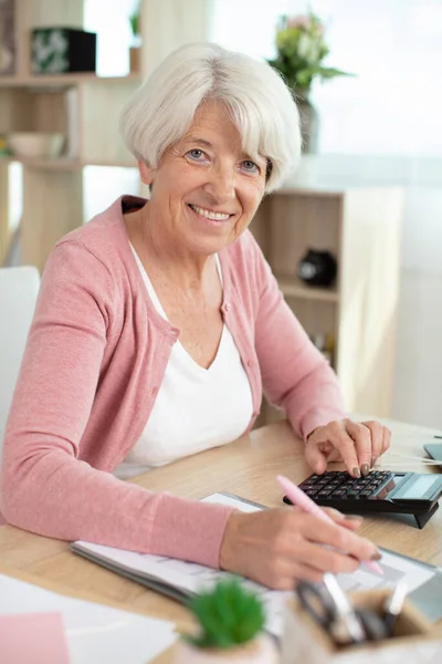 Starsza Kobieta Papierami Lub Rachunkami Kalkulatorem — Zdjęcie stockowe
