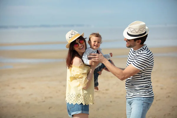 ビーチで赤ちゃんと二人で — ストック写真