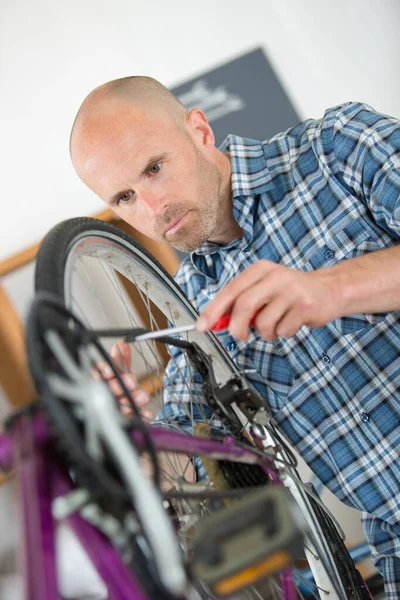 Homem Olhando Seriamente Para Roda Bicicletas — Fotografia de Stock