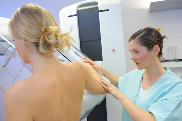 Zdravotní Sestra Při Mamografickém Vyšetření Umísťuje Pacientovu Paži — Stock fotografie