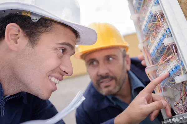Happy Male Electrician Working Fusebox — Stock Photo, Image