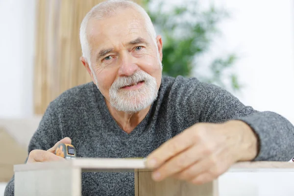 Senior Man Hand Vlak Oplossen Tijdens Het Werken Met Hout — Stockfoto