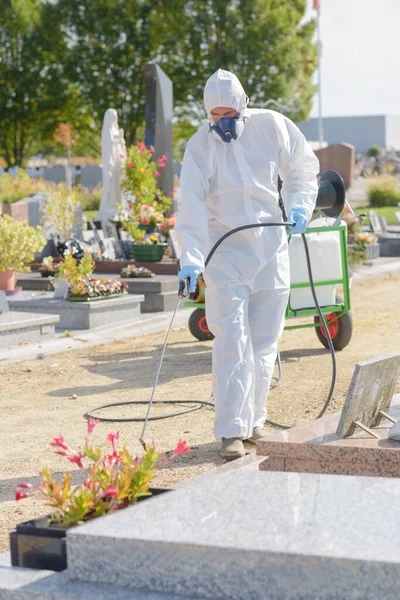 Portrait Worker Cleaning Graves — Stock Photo, Image