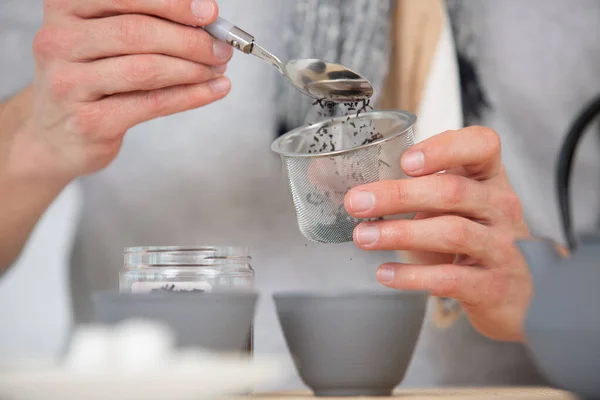 Kadın Elleri Sıcak Çay Hazırlıyor — Stok fotoğraf