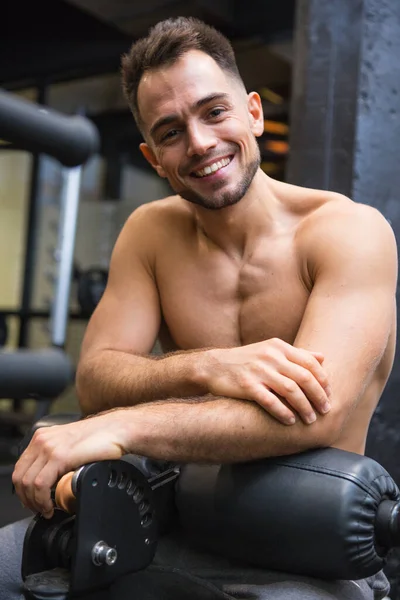 Athletischer Muskulöser Mann Mit Nacktem Oberkörper Der Turnhalle — Stockfoto