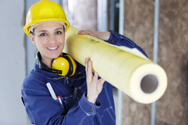 Mujer Constructora Con Rollos Aislamiento —  Fotos de Stock