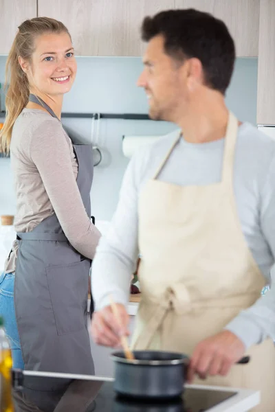 Casal Vestindo Avental Enquanto Cozinham Juntos — Fotografia de Stock