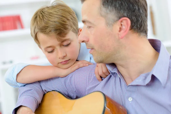 Homem Tocando Guitarra Criança Apoiada Seu Ombro — Fotografia de Stock