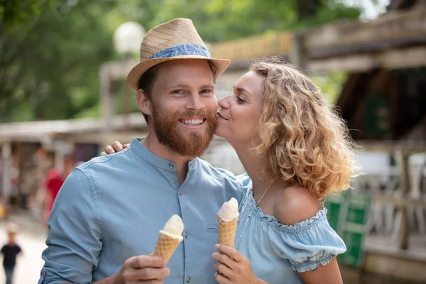 Happy Couple Having Date Eating Ice Cream — Stock Photo, Image