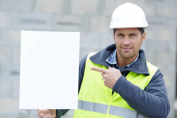 Lächelnder Arbeiter Mit Weißem Plakat — Stockfoto