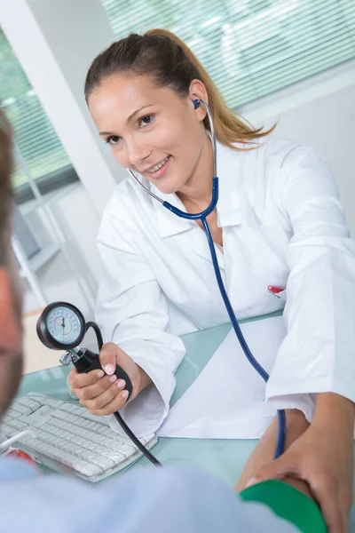 Doctor Taking Pulse Patient — Stock Photo, Image