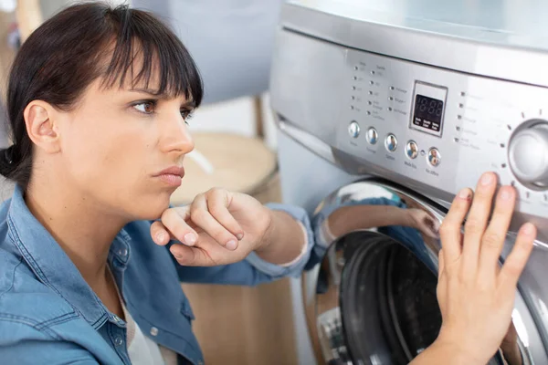 Ung Kvinna Upprörd Med Sin Tvättmaskin — Stockfoto