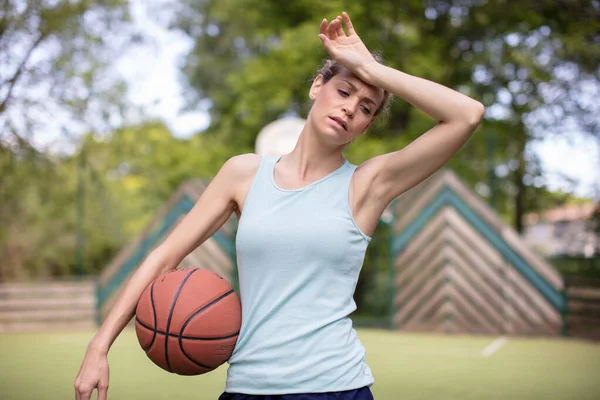 Trött Ung Kvinna Efter Att Spelat Basket — Stockfoto