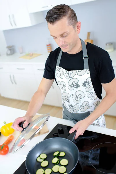 Homem Está Cozinhando Abobrinhas — Fotografia de Stock