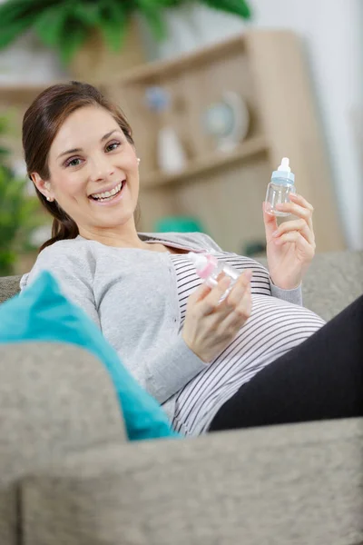 快乐怀孕拿着婴儿喂奶瓶 — 图库照片