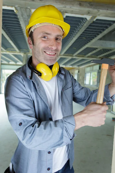 Homem Construtor Com Martelo — Fotografia de Stock