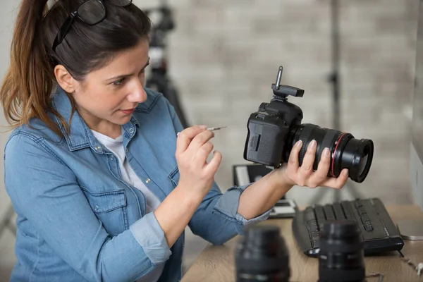 Vrouwelijke Fotograaf Schoonmaken Dslr Fisheye Camera Lens — Stockfoto