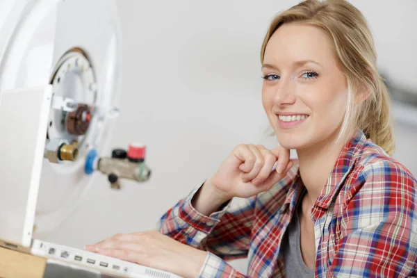 Bir Kadın Makine Mühendisi Gülümsüyor — Stok fotoğraf