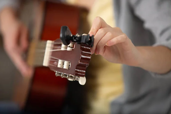 Bijgesneden Weergave Van Een Muzikant Die Een Gitaar Stemt — Stockfoto