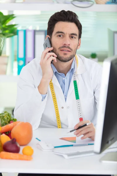 Knappe Voedingsdeskundige Zijn Kantoor Aan Telefoon — Stockfoto