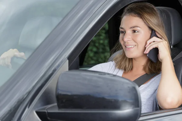 Νεαρή Γυναίκα Μιλάει Στο Τηλέφωνο Στο Αυτοκίνητο — Φωτογραφία Αρχείου