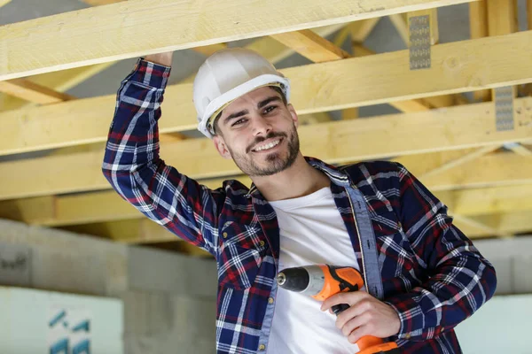 Glücklicher Männlicher Bauarbeiter Passt Decke — Stockfoto