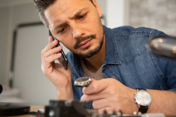 Juvelerare Reparera Armbandsur Använder Telefonen — Stockfoto