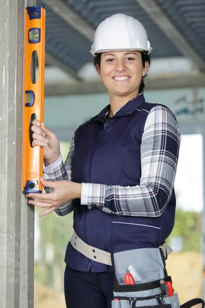 Kvinnlig Byggare Med Hjälp Spritnivå — Stockfoto