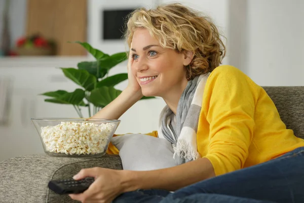 Šťastná Žena Doma Jíst Popcorn — Stock fotografie