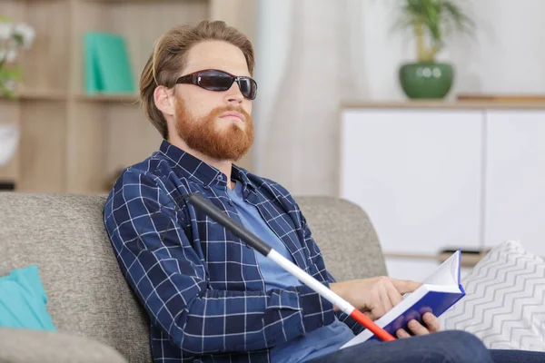 Blinder Mann Liest Buch Auf Dem Sofa — Stockfoto
