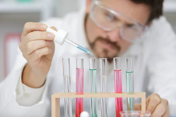 Homme Lors Test Laboratoire Microbiologique — Photo